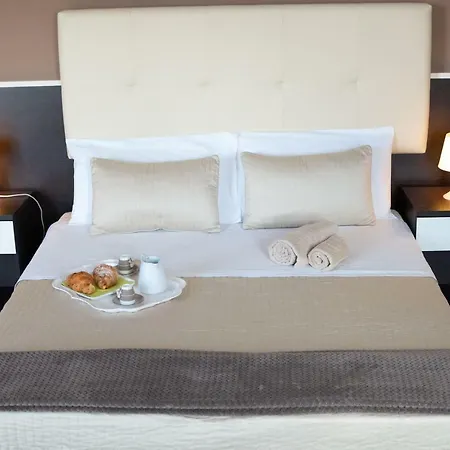 La Maison Bed and Breakfast *
